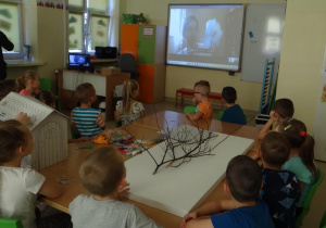 Przedszkolaki oglądają prezentację multimedialną